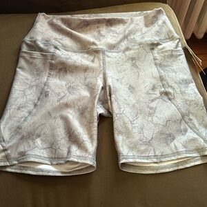 NWT! Gray flower print biker shorts